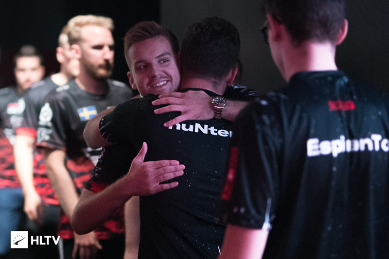 重铸荣光！JDG拿下队史第三座LPL冠军奖杯！