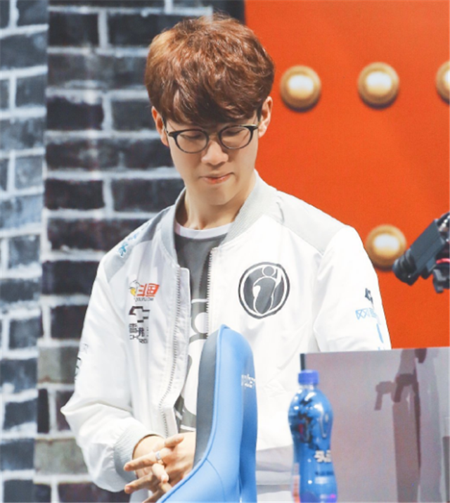 LPL春季赛今日首发名单：TheShy大战Cube