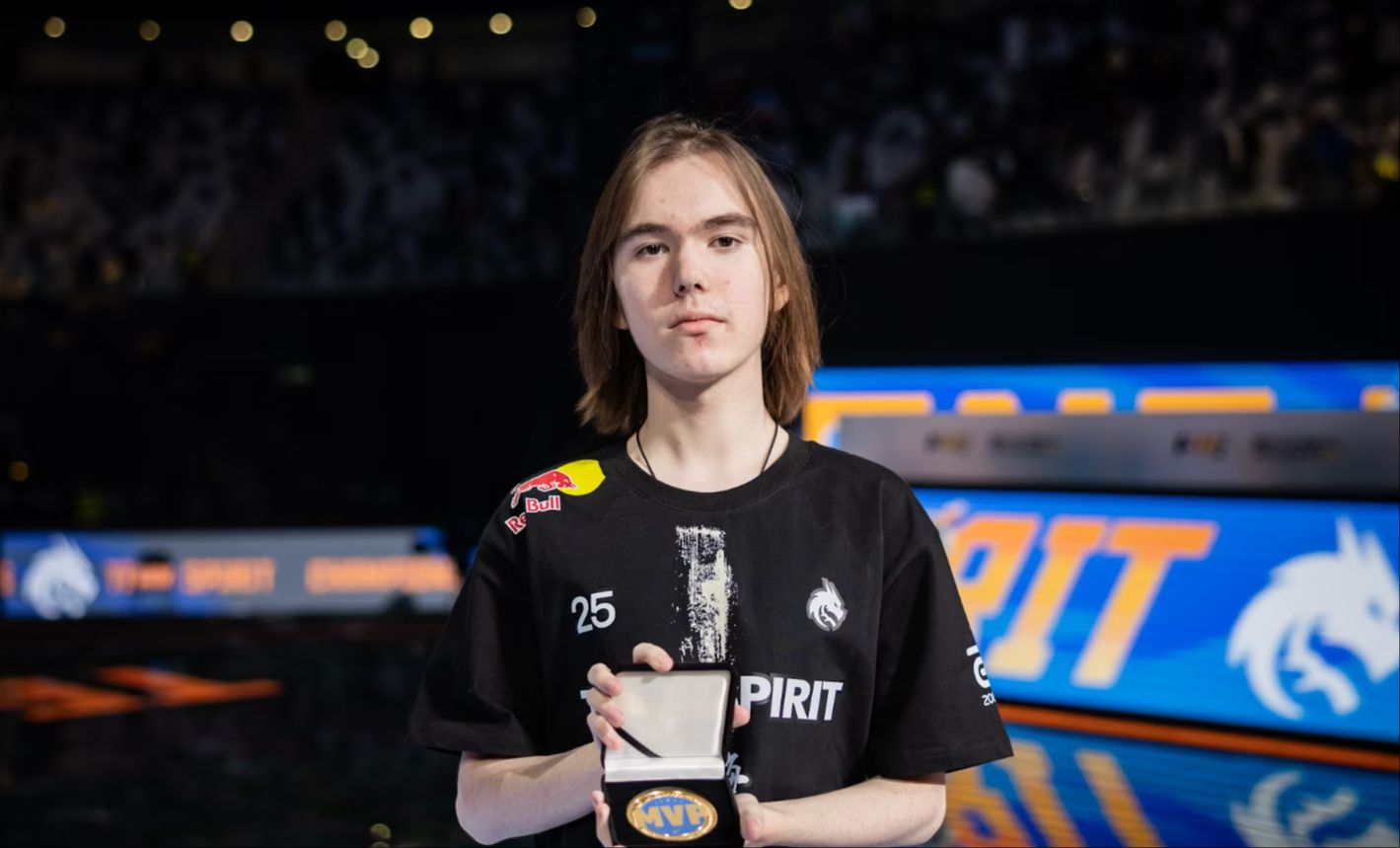 两名中路选手隐身，顶路选手激烈。Poby 进行了关键的操作，击败了 ThunderTalk Gaming ，并赢得了第一场比赛